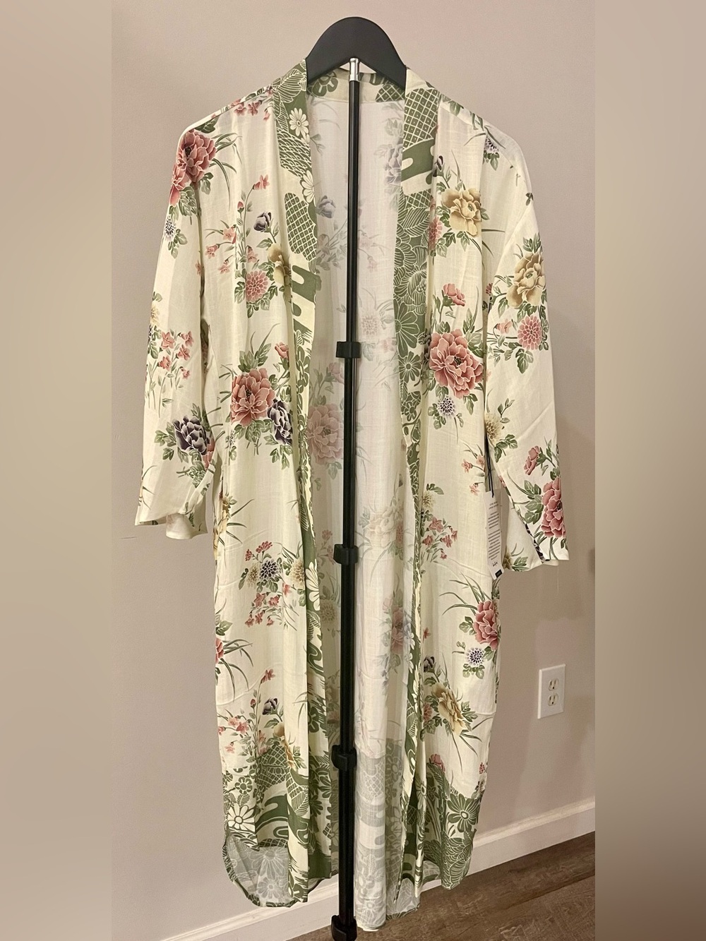 LOVLEI Ranch California Kimono/Robe Florals In Pinks and Greens NWT!